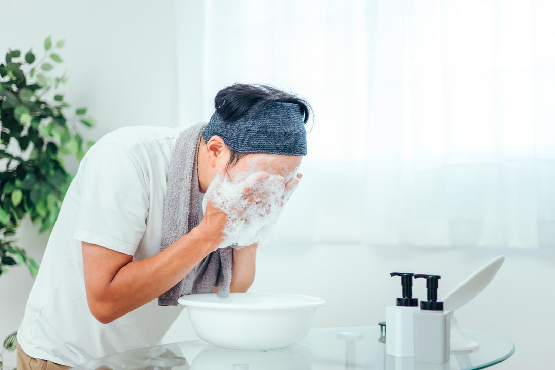 マナビス化粧品のビューティーコラム記事の男性が洗顔する写真